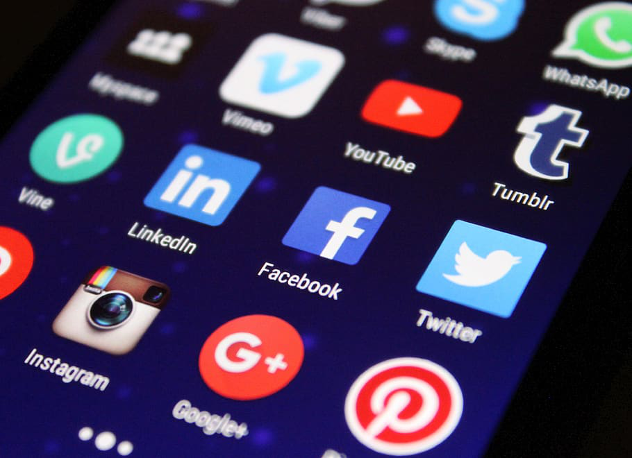 FACEBOOK DARK MODE BRIEFLY SHOWS UP ON MANY ANDROID DEVICES